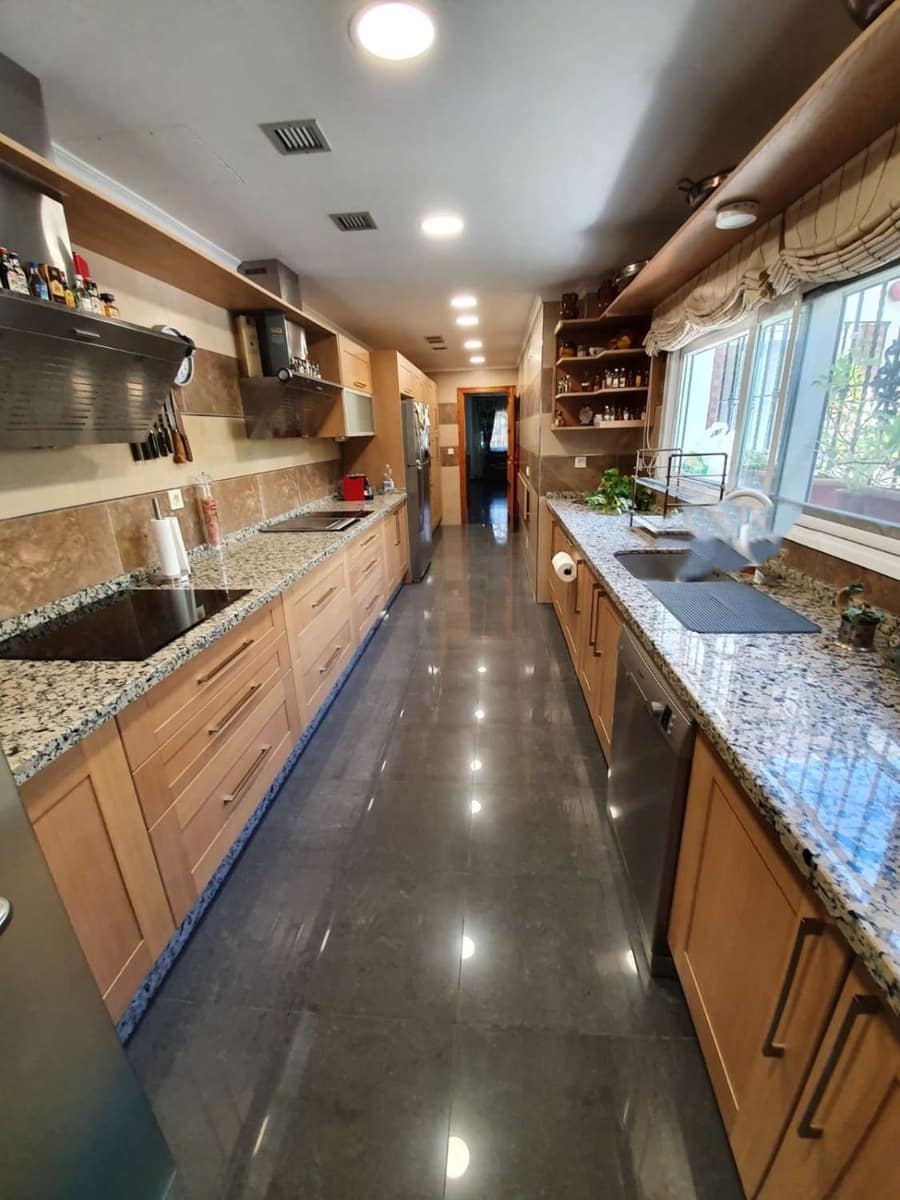 5 bedroom Villa for sale in Alhaurin de la Torre with pool - € 650,000 (Ref: 9434834)