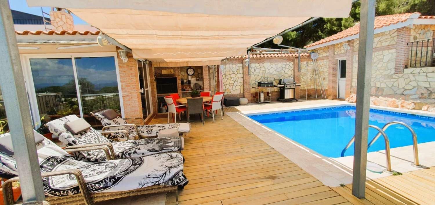 5 bedroom Villa for sale in Alhaurin de la Torre with pool - € 650,000 (Ref: 9434834)