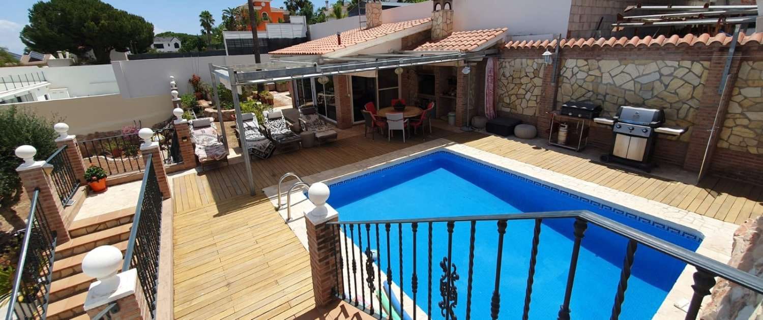 5 bedroom Villa for sale in Alhaurin de la Torre with pool - € 650,000 (Ref: 9434834)