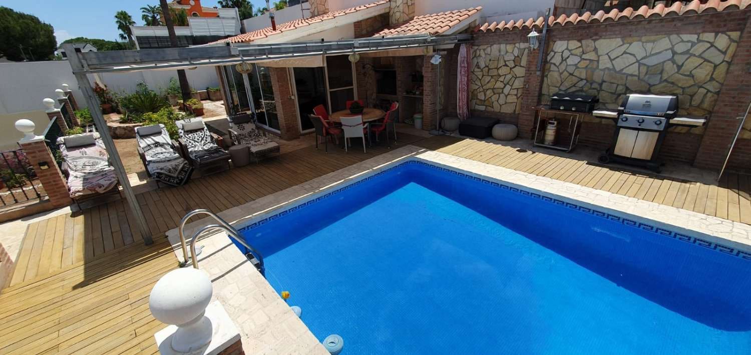 5 bedroom Villa for sale in Alhaurin de la Torre with pool - € 650,000 (Ref: 9434834)
