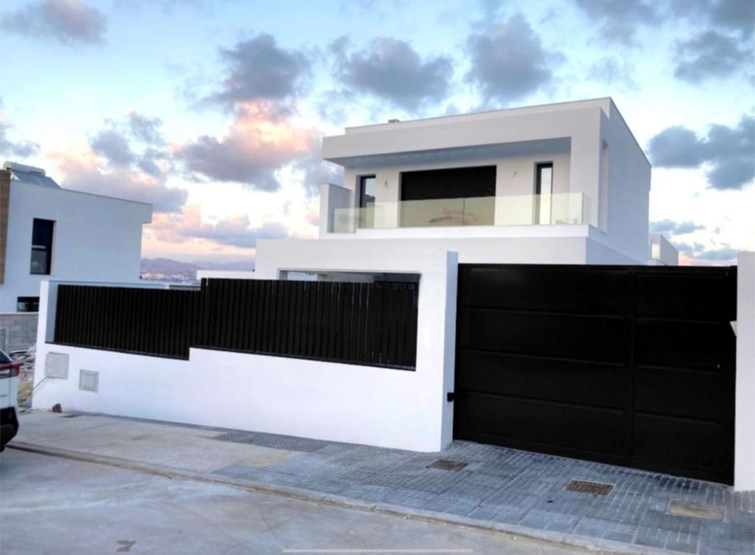 4 makuuhuone Paritalo myytävänä paikassa Alhaurin de la Torre mukana uima-altaan 
autotalli - 815 000 € (Ref: 9434836)