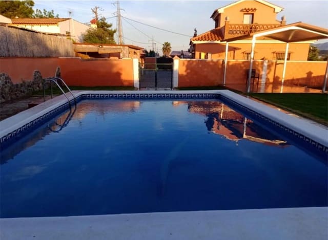 5 bedroom Villa for sale in Santa Rosalia, Málaga city with pool - € 432,600 (Ref: 9434839)