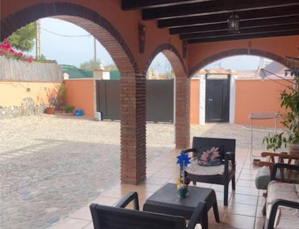 5 bedroom Villa for sale in Campanillas with pool - € 432,600 (Ref: 9434839)