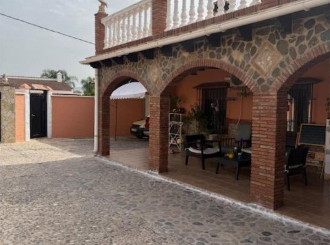 5 bedroom Villa for sale in Campanillas with pool - € 432,600 (Ref: 9434839)