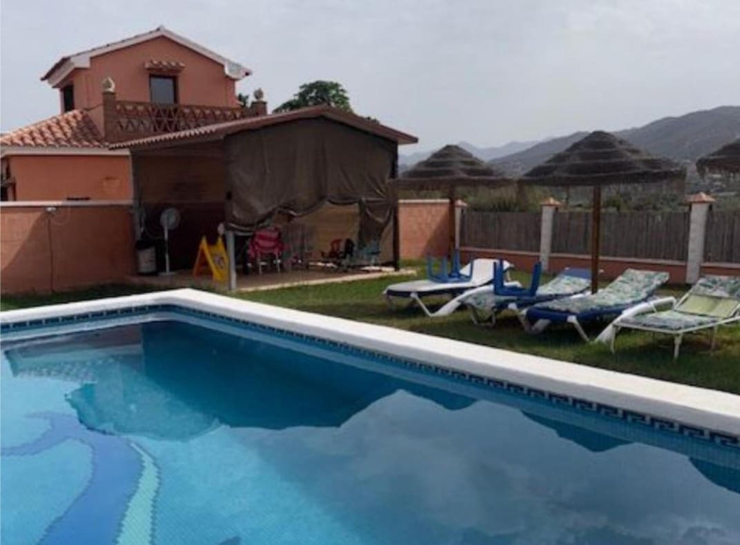 5 bedroom Villa for sale in Campanillas with pool - € 432,600 (Ref: 9434839)