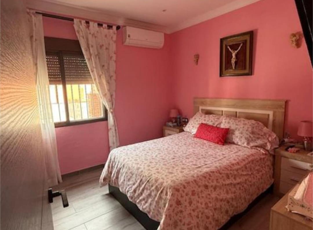 5 bedroom Villa for sale in Campanillas with pool - € 432,600 (Ref: 9434839)