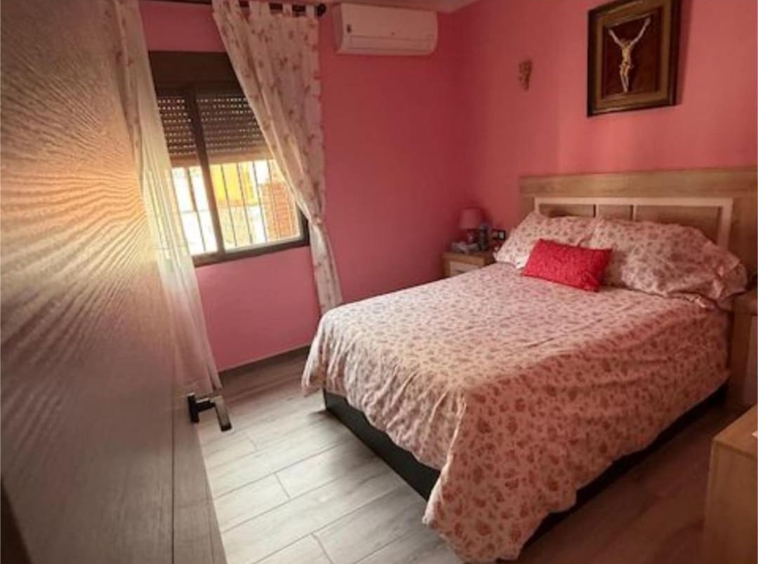 5 bedroom Villa for sale in Campanillas with pool - € 432,600 (Ref: 9434839)