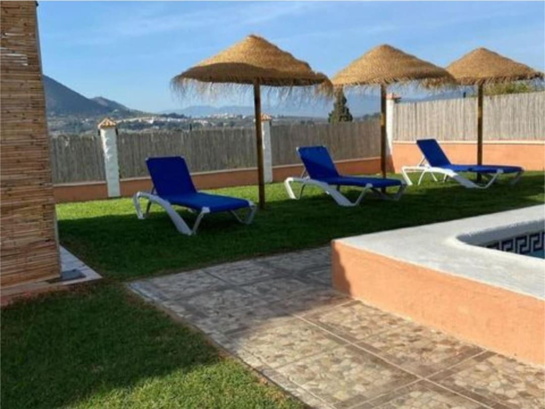 5 bedroom Villa for sale in Campanillas with pool - € 432,600 (Ref: 9434839)