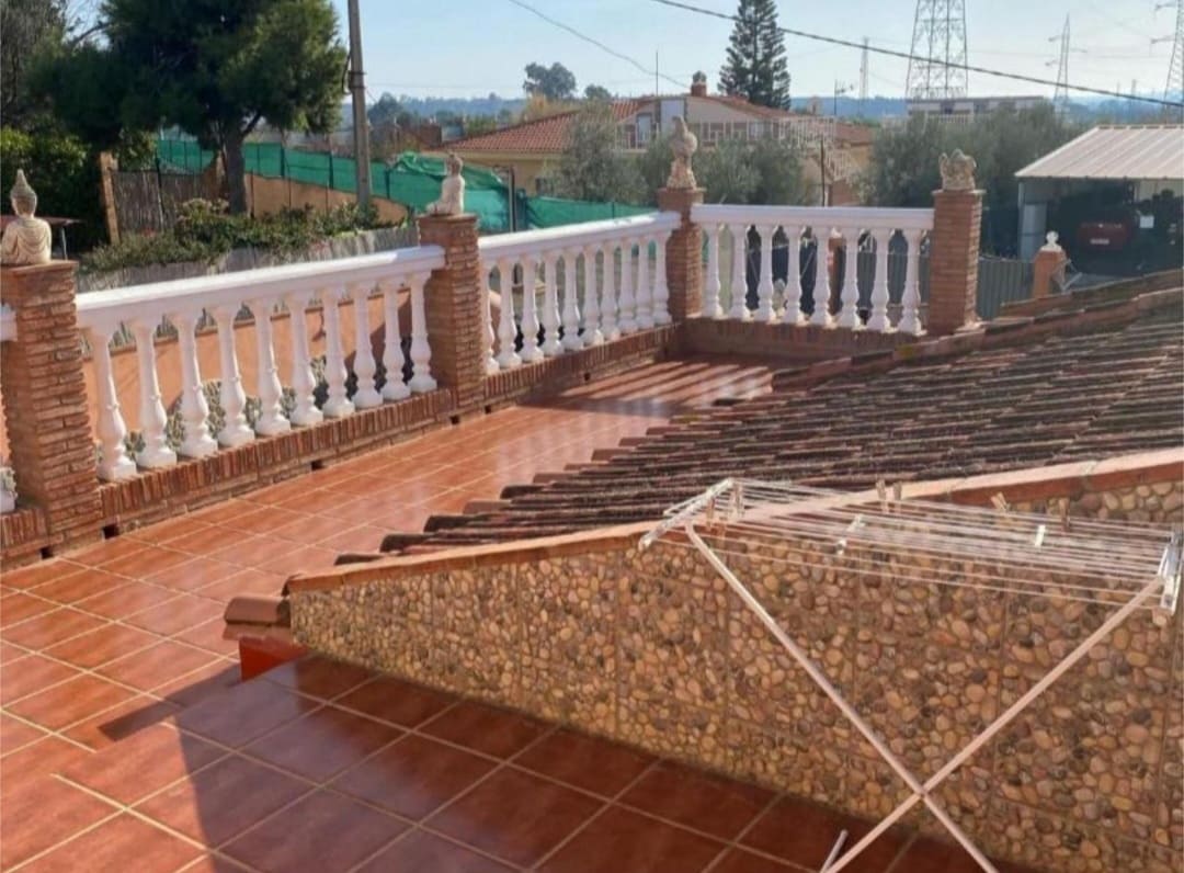 5 bedroom Villa for sale in Campanillas with pool - € 432,600 (Ref: 9434839)