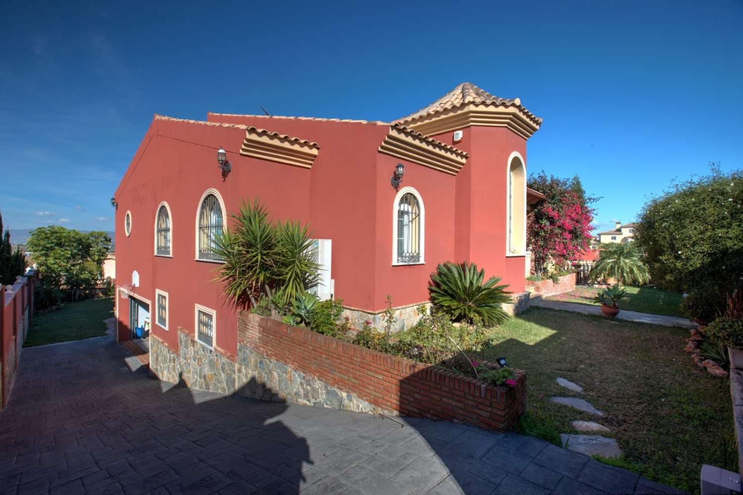 6 bedroom Villa for sale in Alhaurin de la Torre with pool garage - € 985,000 (Ref: 9434845)