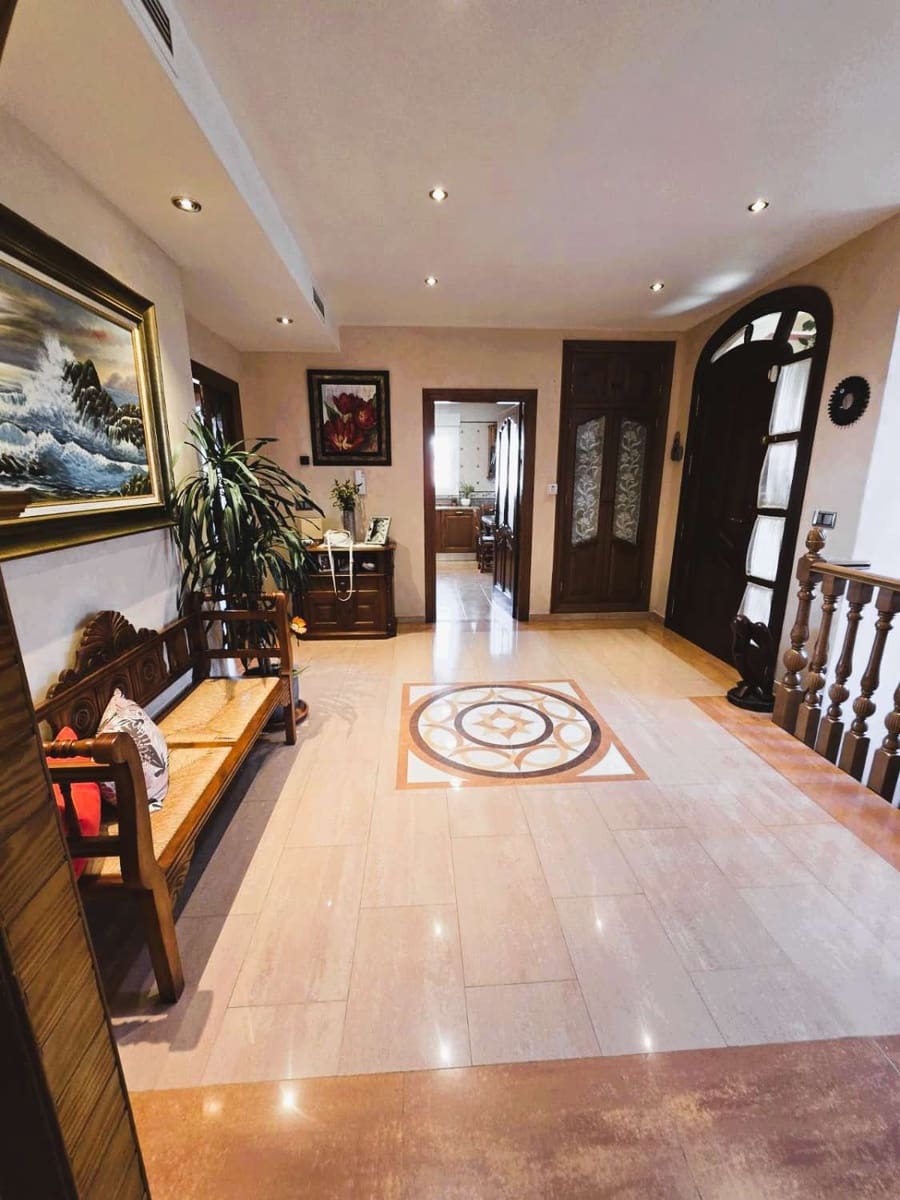 6 bedroom Villa for sale in Alhaurin de la Torre with pool garage - € 985,000 (Ref: 9434845)