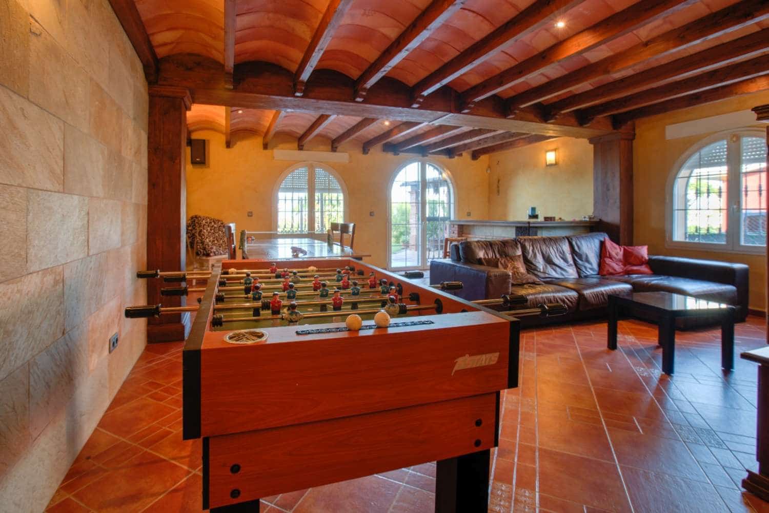 6 bedroom Villa for sale in Alhaurin de la Torre with pool garage - € 985,000 (Ref: 9434845)