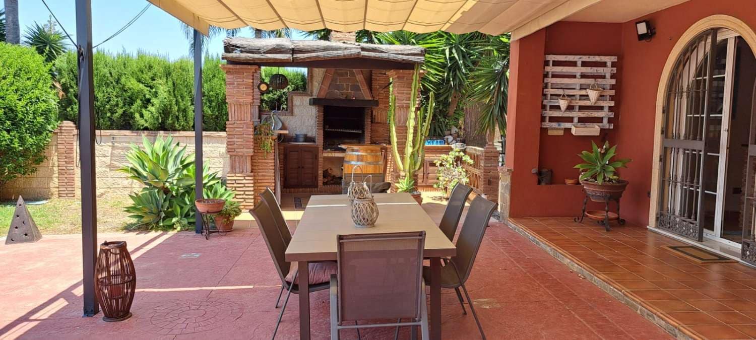 6 bedroom Villa for sale in Alhaurin de la Torre with pool garage - € 985,000 (Ref: 9434845)