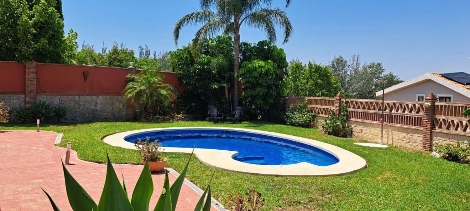 6 bedroom Villa for sale in Alhaurin de la Torre with pool garage - € 985,000 (Ref: 9434845)