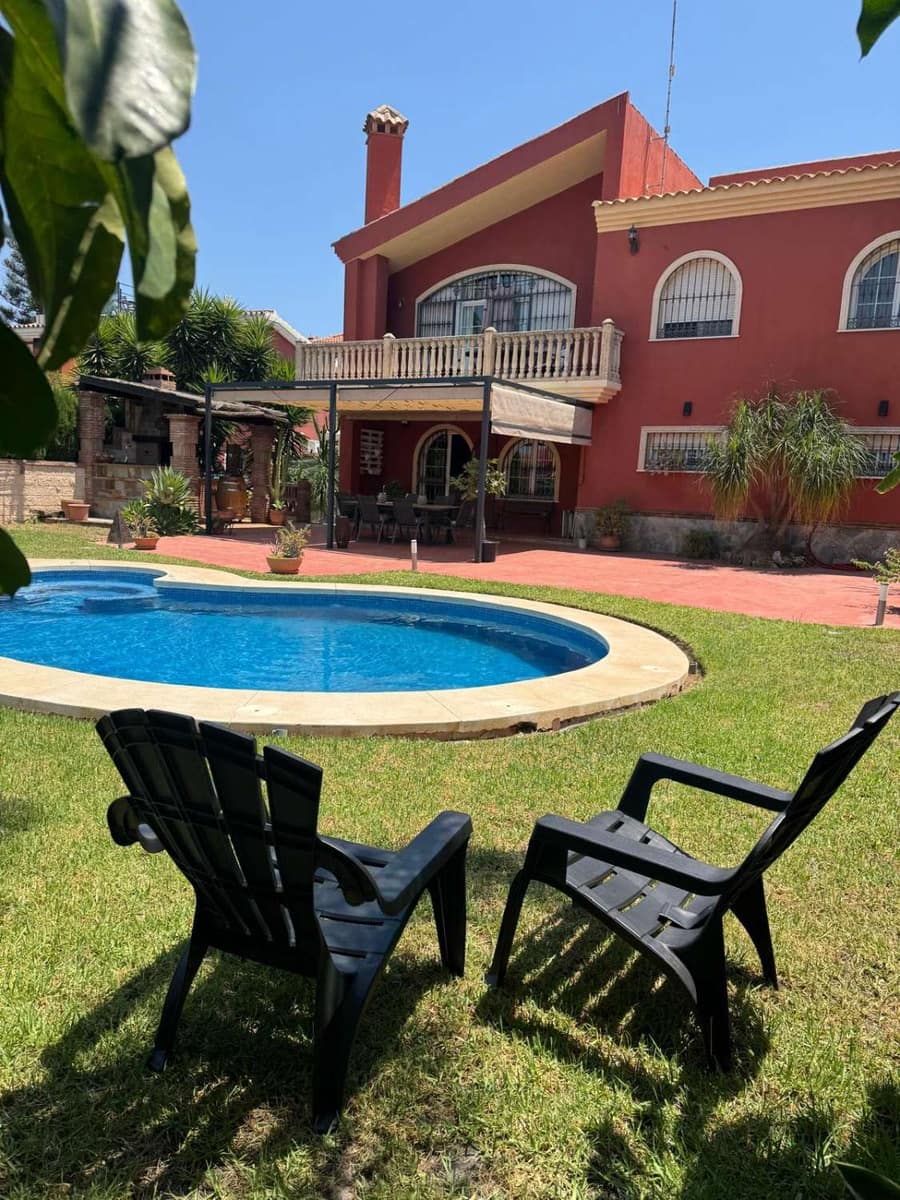 6 bedroom Villa for sale in Alhaurin de la Torre with pool garage - € 985,000 (Ref: 9434845)