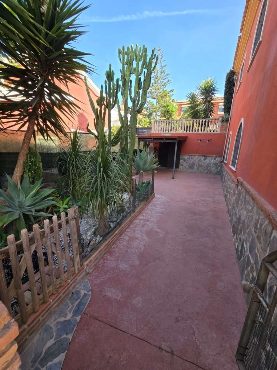 6 bedroom Villa for sale in Alhaurin de la Torre with pool garage - € 985,000 (Ref: 9434845)