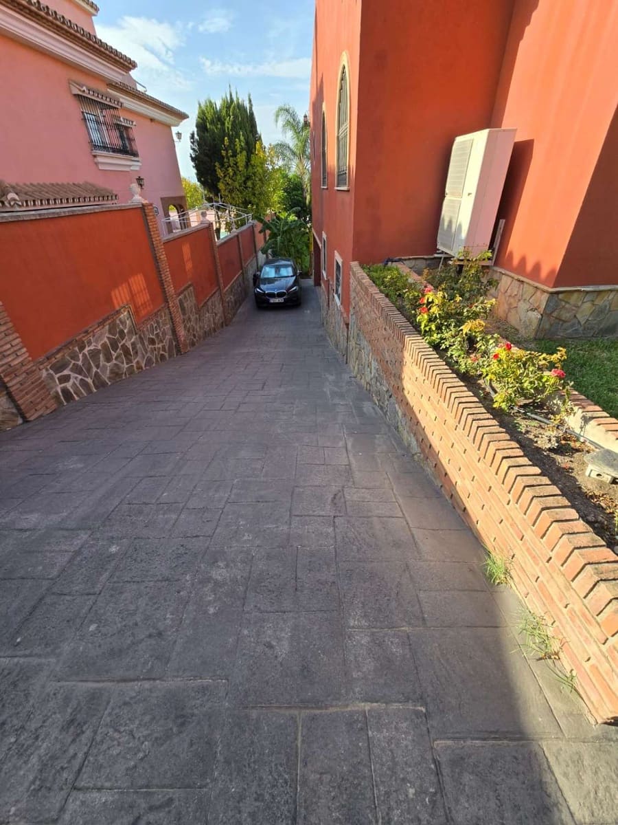 6 bedroom Villa for sale in Alhaurin de la Torre with pool garage - € 985,000 (Ref: 9434845)