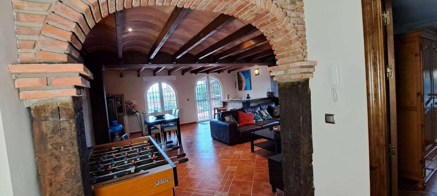 6 bedroom Villa for sale in Alhaurin de la Torre with pool garage - € 985,000 (Ref: 9434845)