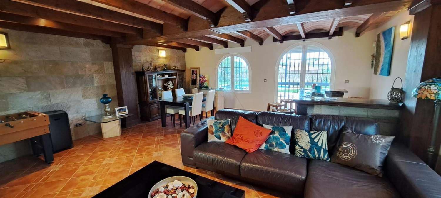 6 bedroom Villa for sale in Alhaurin de la Torre with pool garage - € 985,000 (Ref: 9434845)