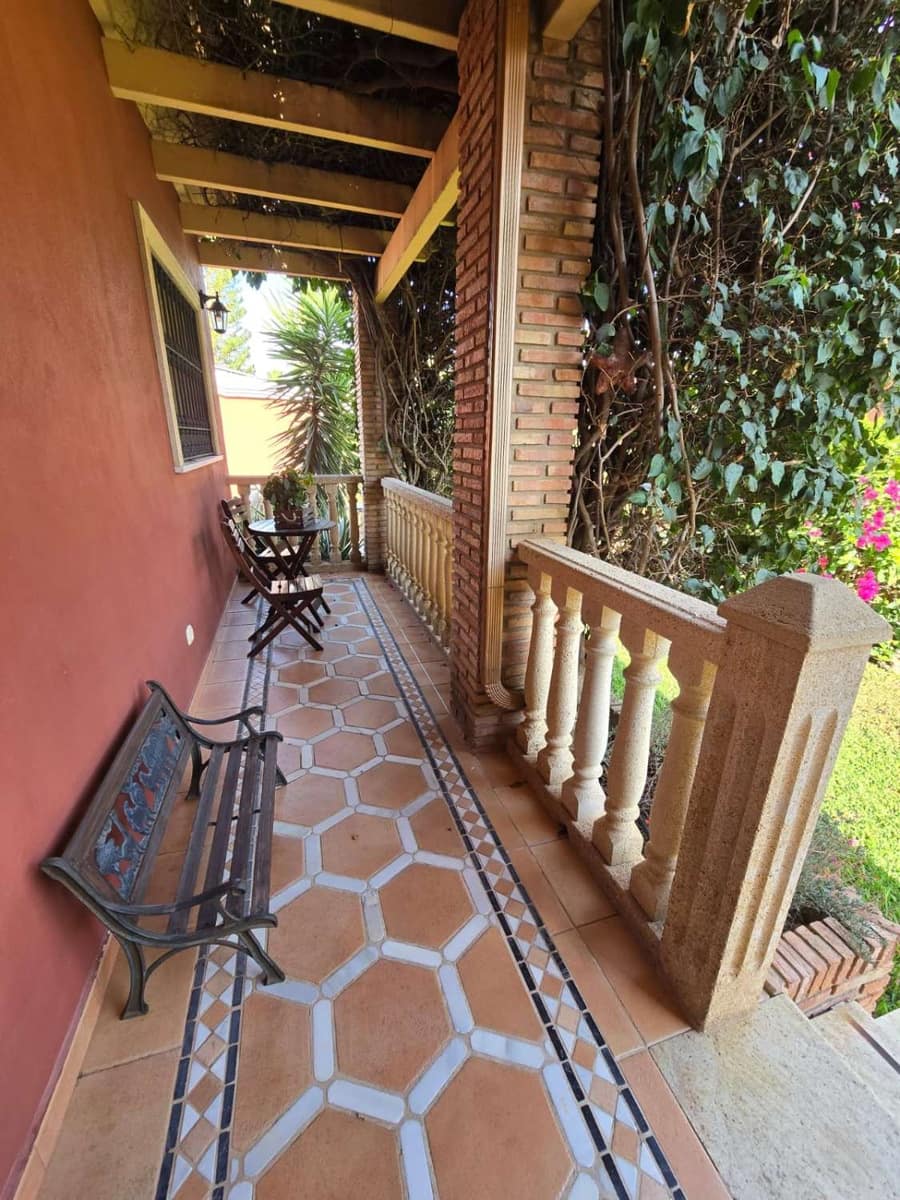 6 bedroom Villa for sale in Alhaurin de la Torre with pool garage - € 985,000 (Ref: 9434845)