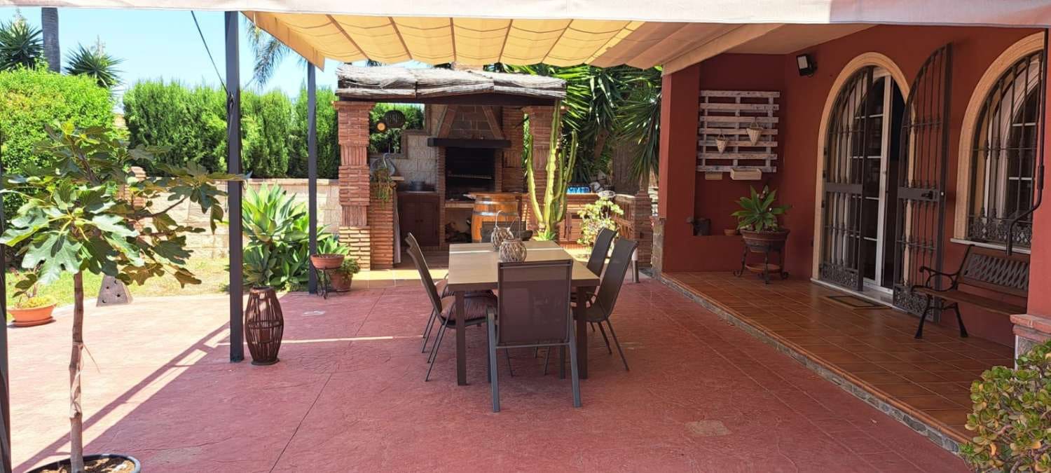 6 bedroom Villa for sale in Alhaurin de la Torre with pool garage - € 985,000 (Ref: 9434845)