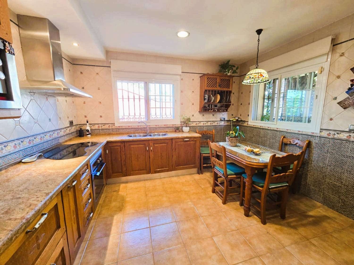 6 bedroom Villa for sale in Alhaurin de la Torre with pool garage - € 985,000 (Ref: 9434845)