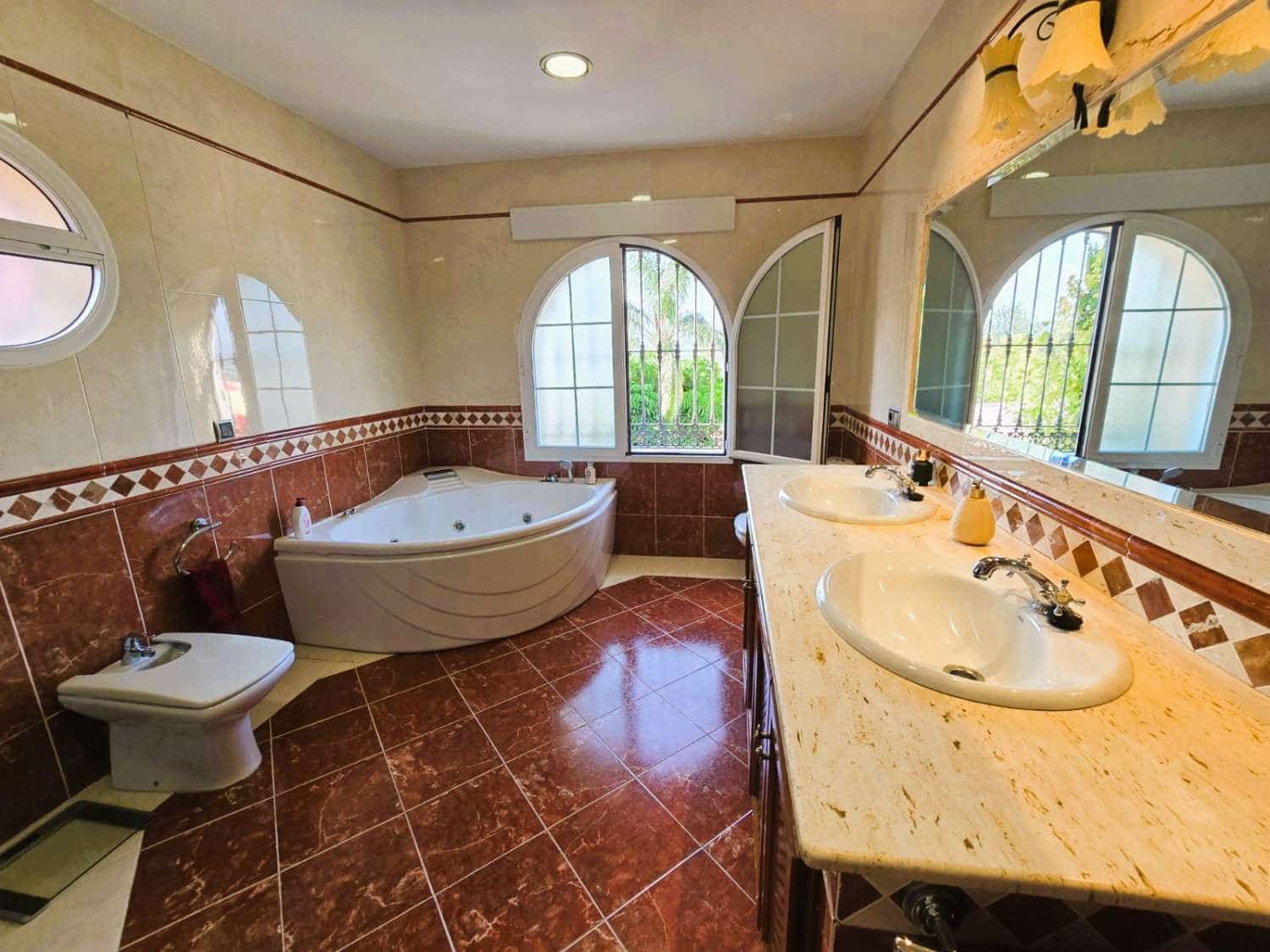 6 bedroom Villa for sale in Alhaurin de la Torre with pool garage - € 985,000 (Ref: 9434845)