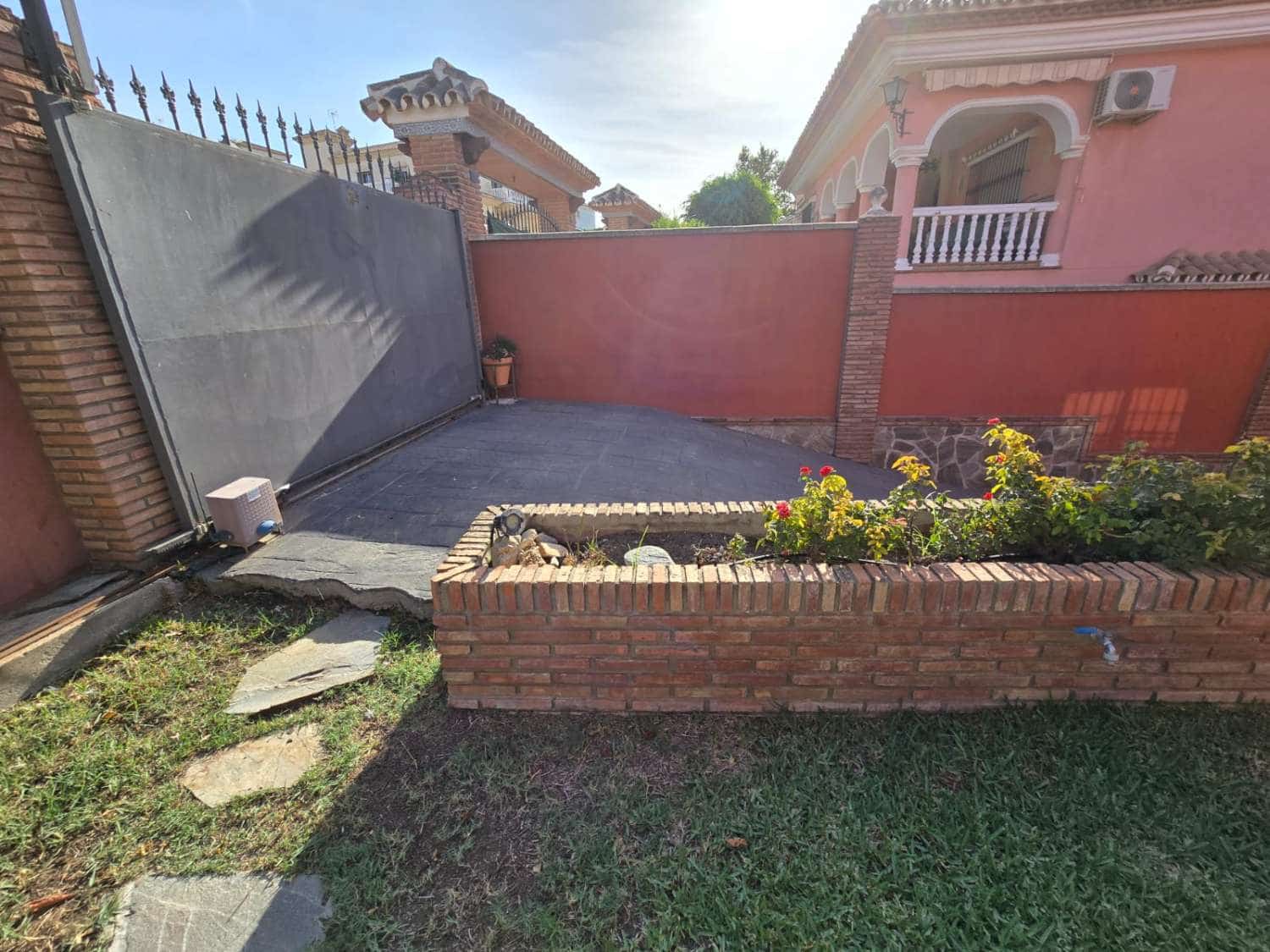 6 bedroom Villa for sale in Alhaurin de la Torre with pool garage - € 985,000 (Ref: 9434845)