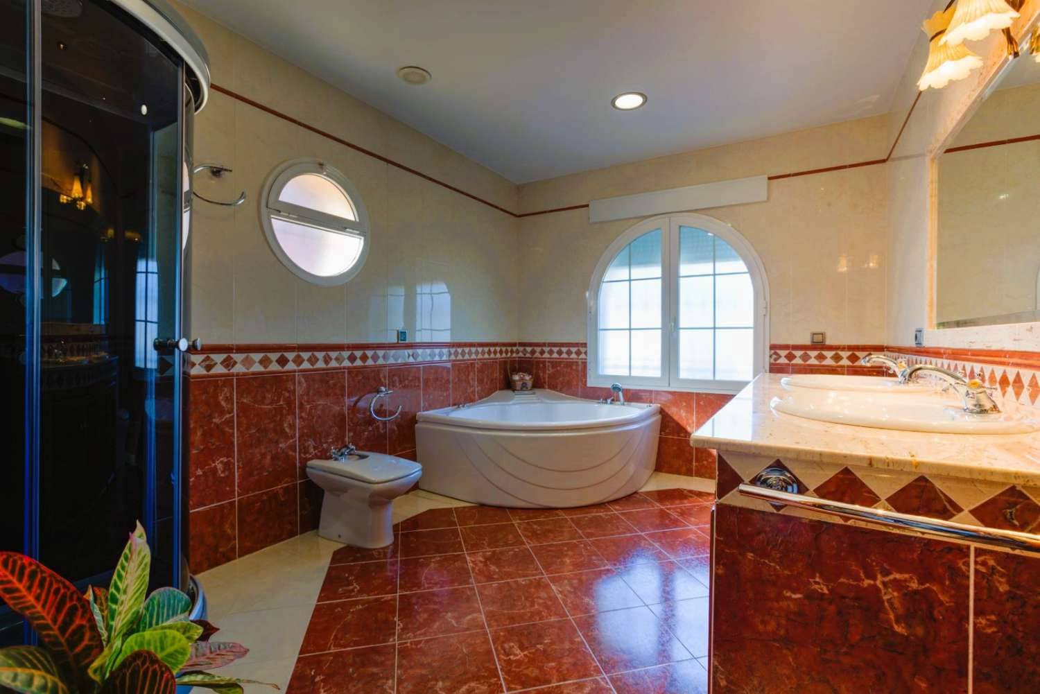 6 bedroom Villa for sale in Alhaurin de la Torre with pool garage - € 985,000 (Ref: 9434845)