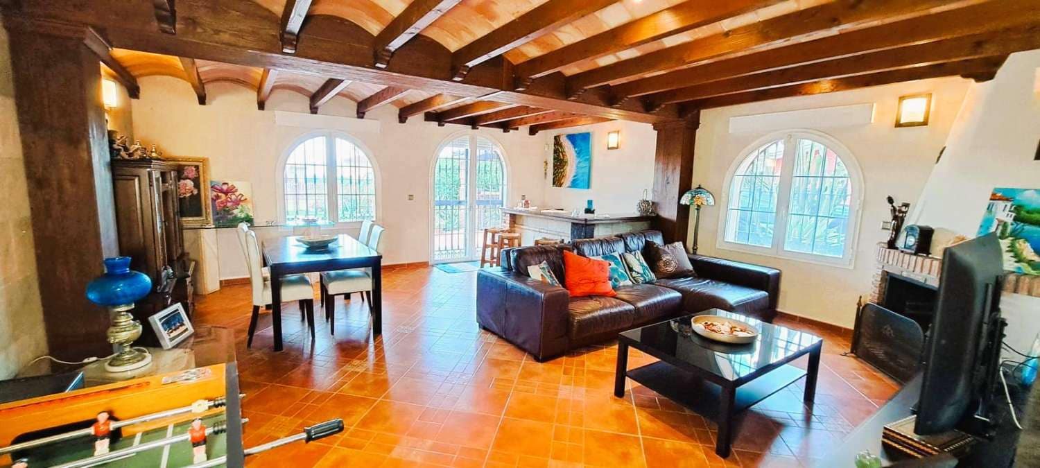 6 bedroom Villa for sale in Alhaurin de la Torre with pool garage - € 985,000 (Ref: 9434845)