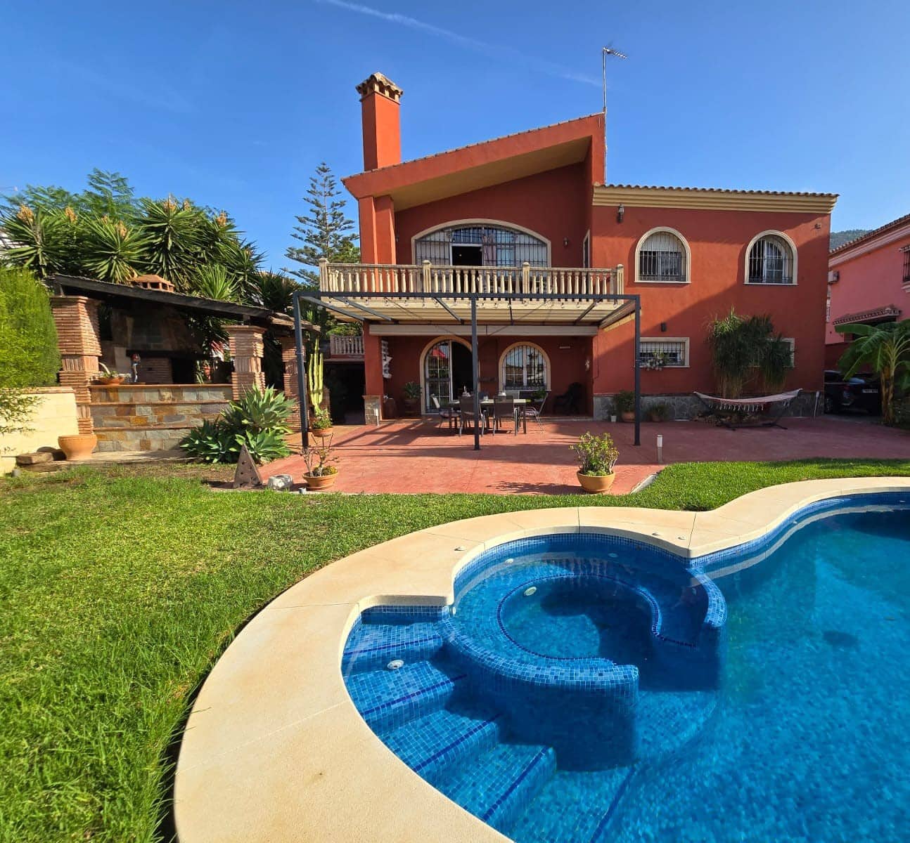 6 bedroom Villa for sale in Alhaurin de la Torre with pool garage - € 985,000 (Ref: 9434845)