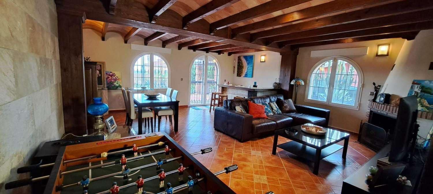 6 bedroom Villa for sale in Alhaurin de la Torre with pool garage - € 985,000 (Ref: 9434845)