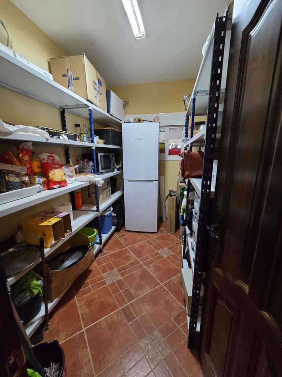 6 bedroom Villa for sale in Alhaurin de la Torre with pool garage - € 985,000 (Ref: 9434845)