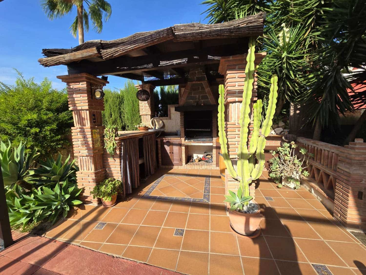 6 bedroom Villa for sale in Alhaurin de la Torre with pool garage - € 985,000 (Ref: 9434845)