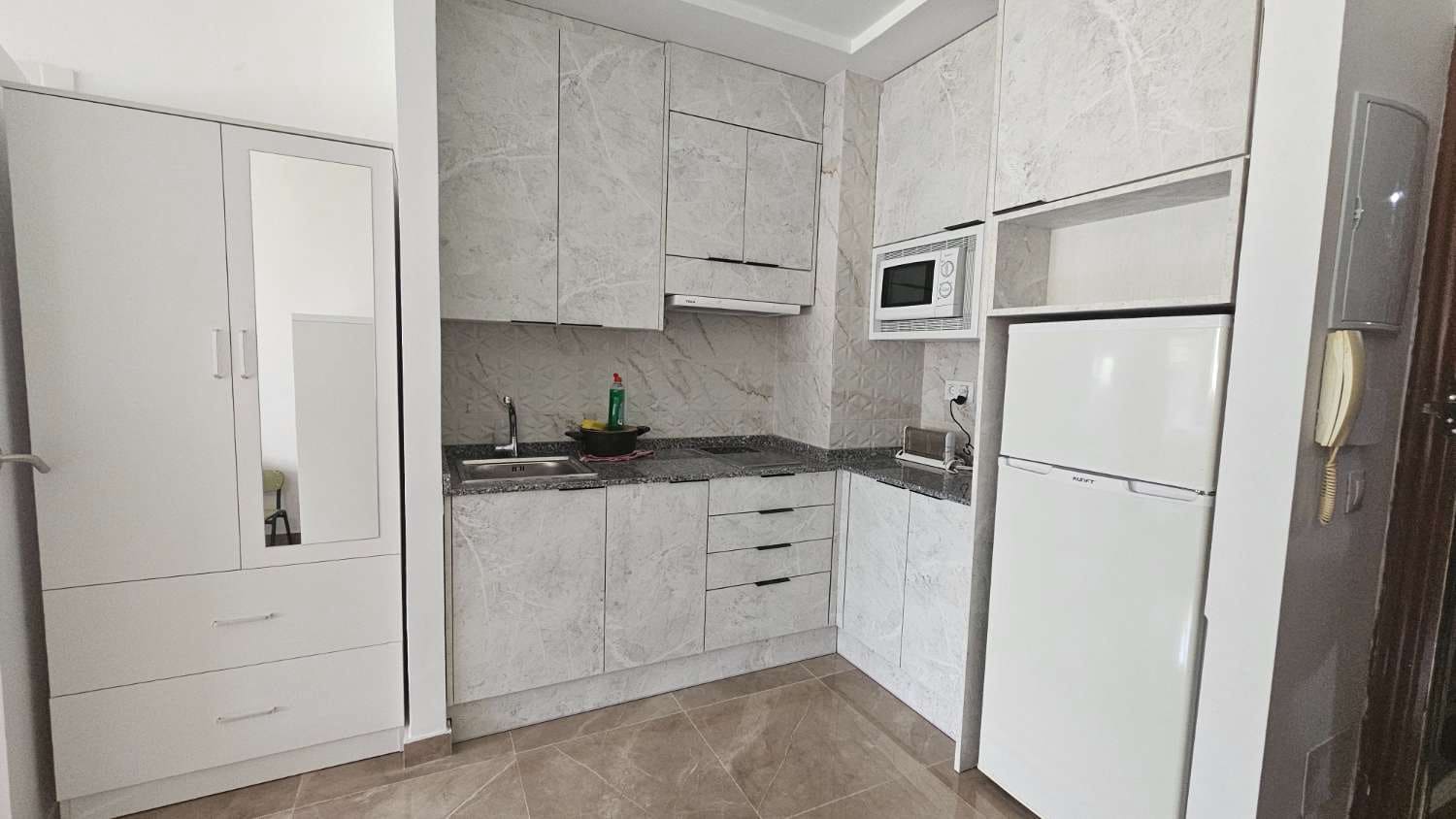 1 makuuhuone Ranta-asunto vuokrattavana paikassa Torremolinos mukana uima-altaan 
autotalli - 800 € (Ref: 9434846)