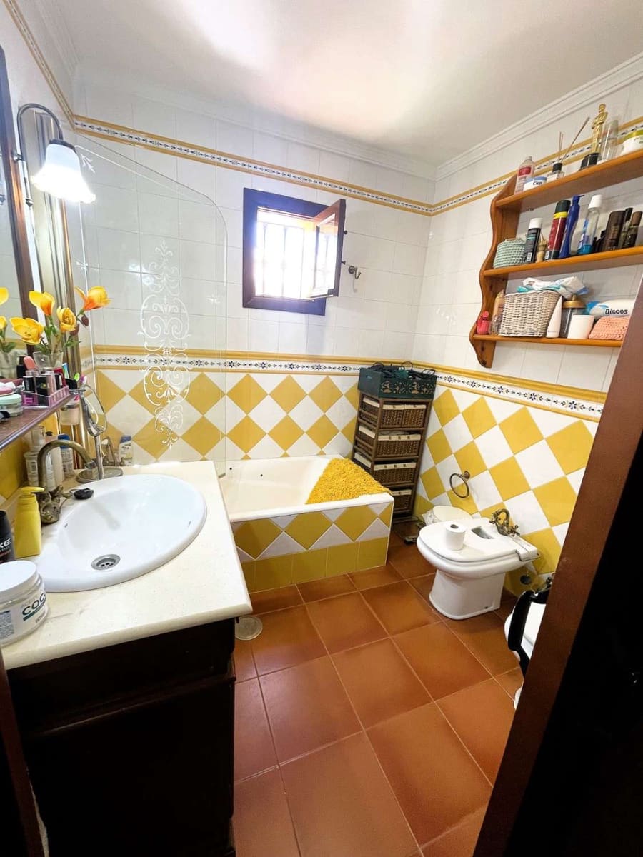 5 bedroom Villa for sale in Alhaurin de la Torre with pool garage - € 600,000 (Ref: 9434853)