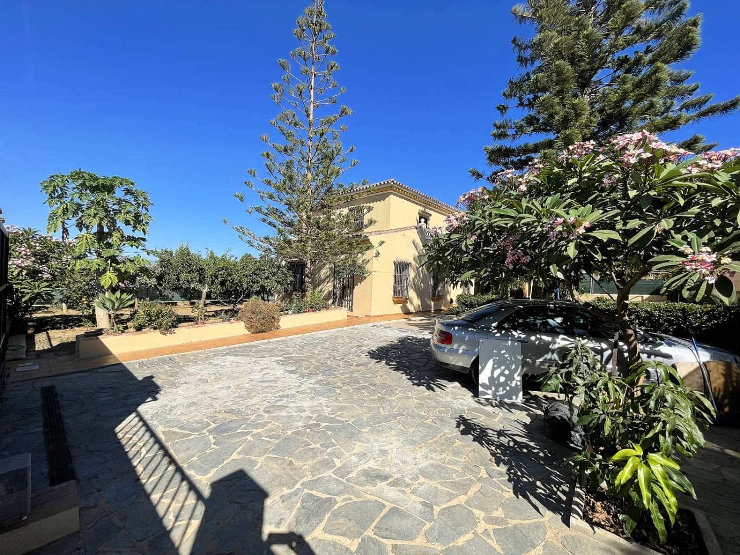 5 bedroom Villa for sale in Alhaurin de la Torre with pool garage - € 600,000 (Ref: 9434853)