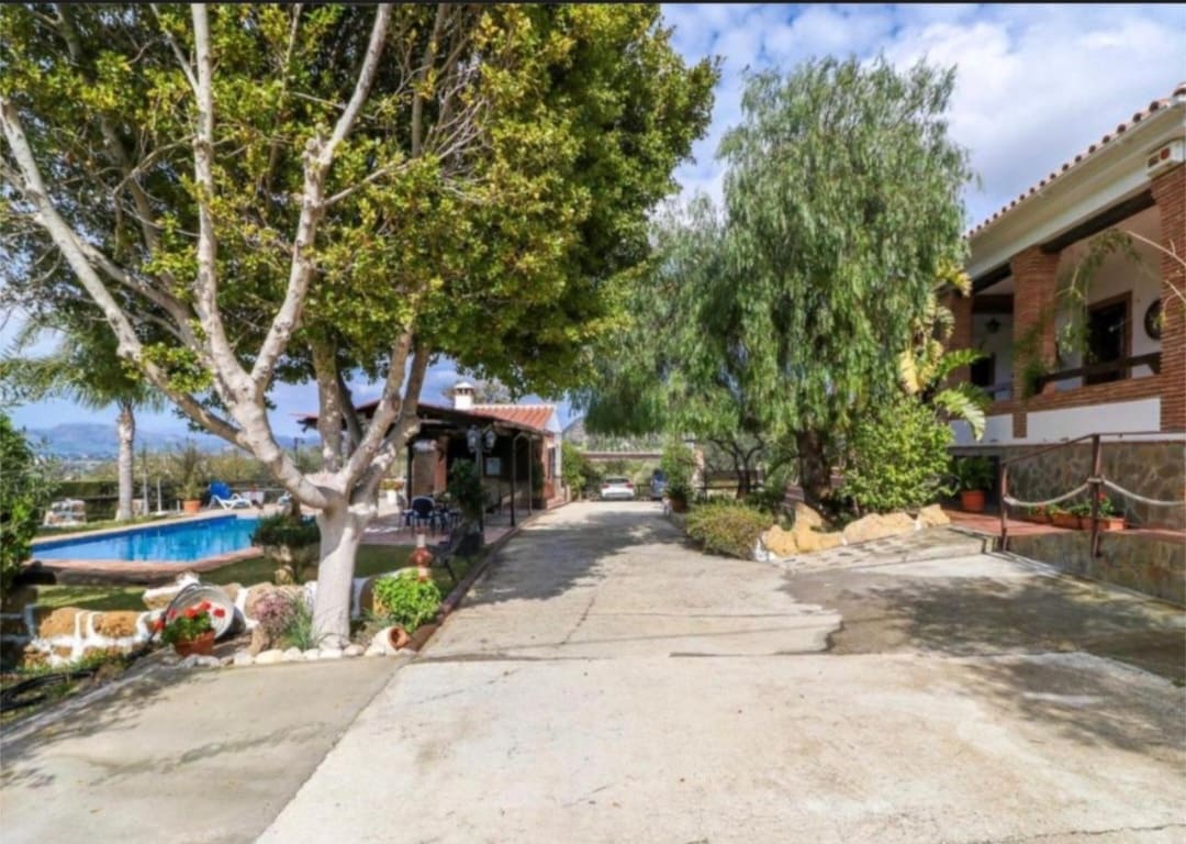 5 bedroom Villa for sale in Alhaurin el Grande with pool garage - € 669,500 (Ref: 9434887)