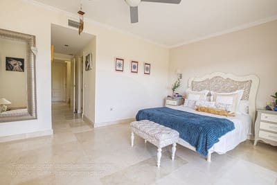 4 soverom Kjedet enebolig til salgs i Estepona med svømmebasseng garasje - € 550 000 (Ref: 9434906)