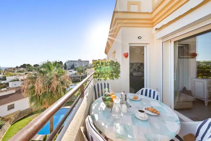 2 bedroom Beach Apartment for holiday rental in Benalmadena with pool garage - € 700 (Ref: 9434909)