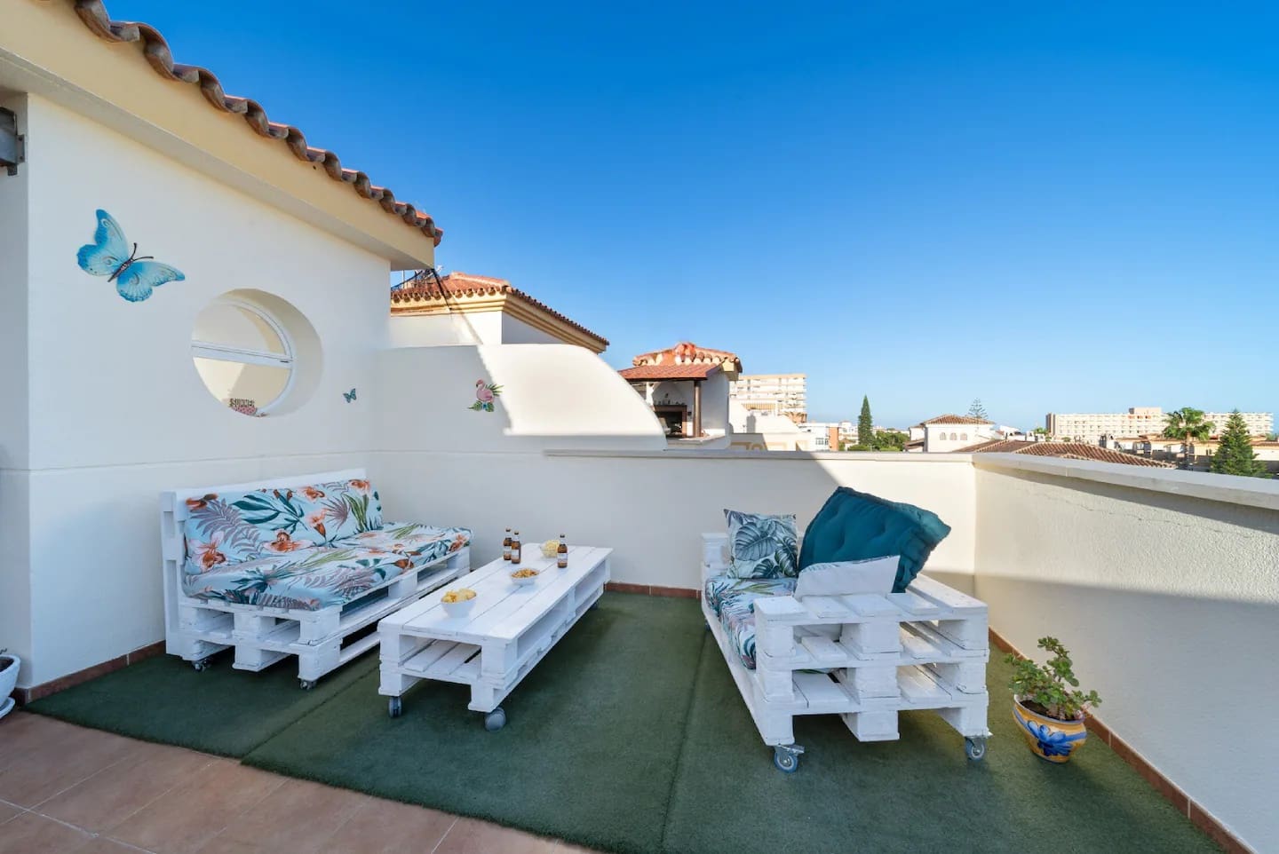 2 bedroom Beach Apartment for holiday rental in Benalmadena with pool garage - € 700 (Ref: 9434909)