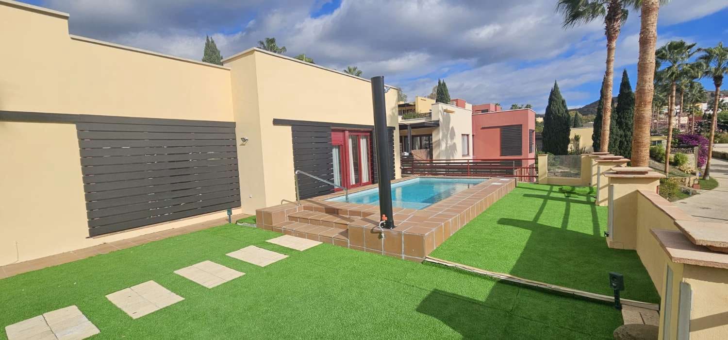 Villa/Maison de 2 chambres à louer à Benahavis avec piscine - 3 000 € (Ref: 9436817)