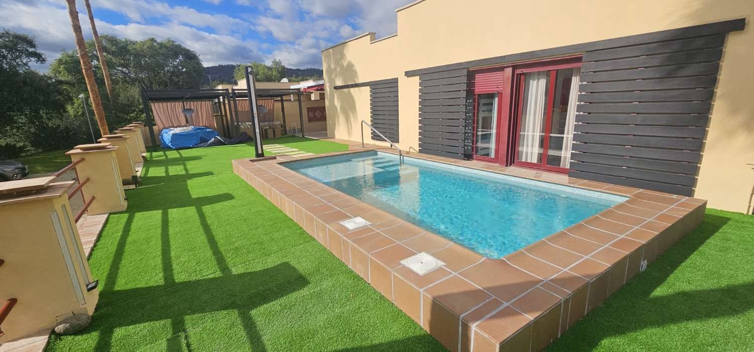 Villa/Maison de 2 chambres à louer à Benahavis avec piscine - 3 000 € (Ref: 9436817)