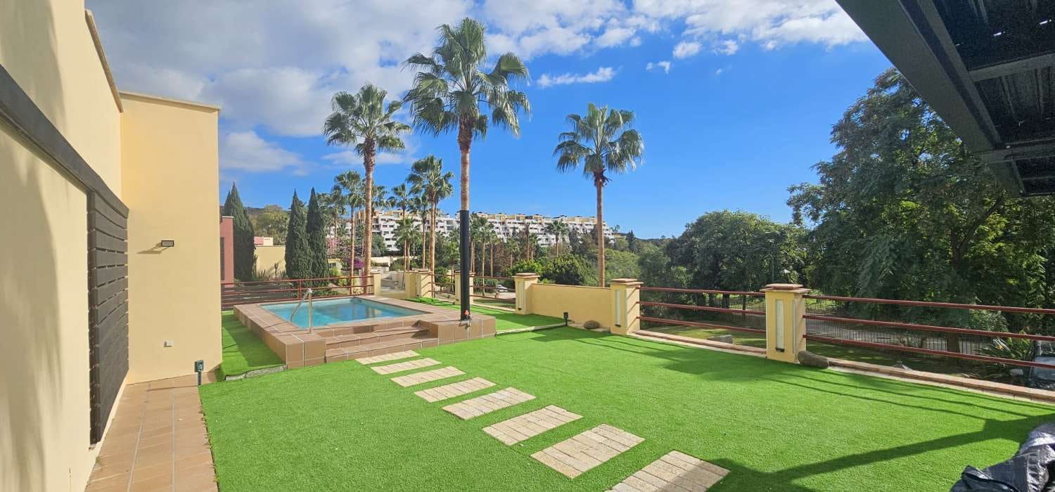 Villa/Maison de 2 chambres à louer à Benahavis avec piscine - 3 000 € (Ref: 9436817)