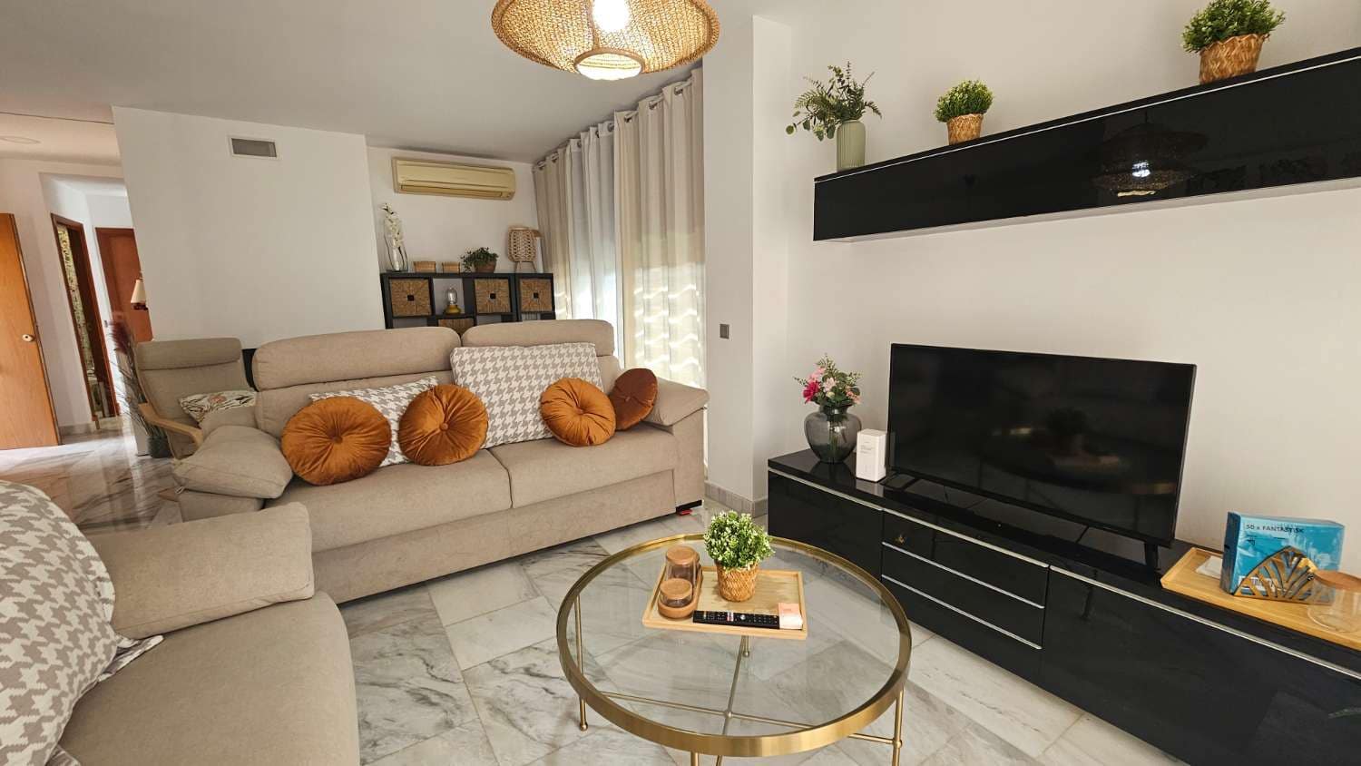 2 bedroom Villa for rent in Benahavis with pool - € 2,700 (Ref: 9436817)