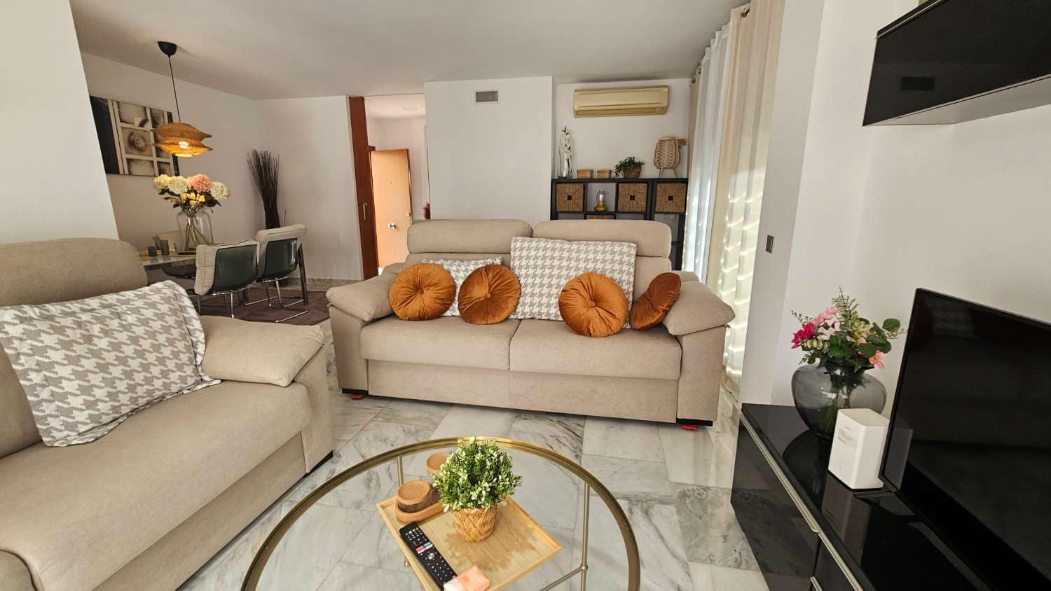 2 bedroom Villa for rent in Benahavis with pool - € 2,700 (Ref: 9436817)