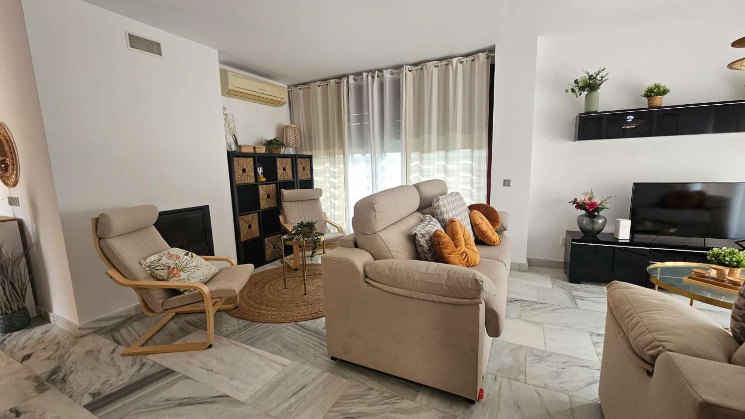 2 bedroom Villa for rent in Benahavis with pool - € 2,700 (Ref: 9436817)