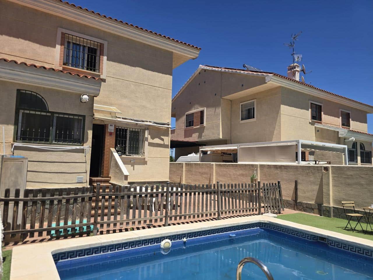 4 Zimmer Doppelhaus zu verkaufen in Alhaurin de la Torre mit Pool - 514.000 € (Ref: 9436820)