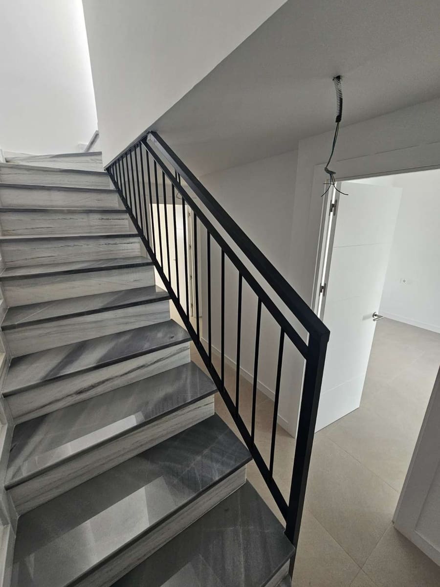 3 Zimmer Reihenhaus zu verkaufen in Alhaurin de la Torre mit Pool Garage - 450.000 € (Ref: 9436827)