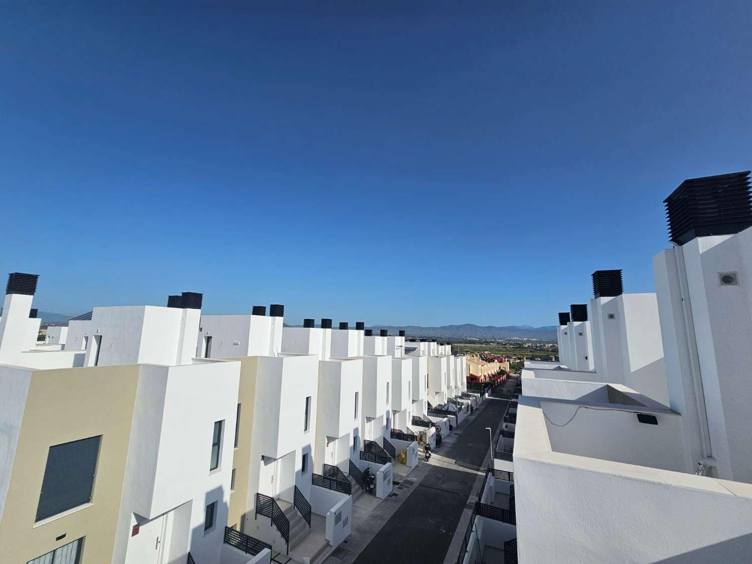 3 Zimmer Reihenhaus zu verkaufen in Alhaurin de la Torre mit Pool Garage - 450.000 € (Ref: 9436827)